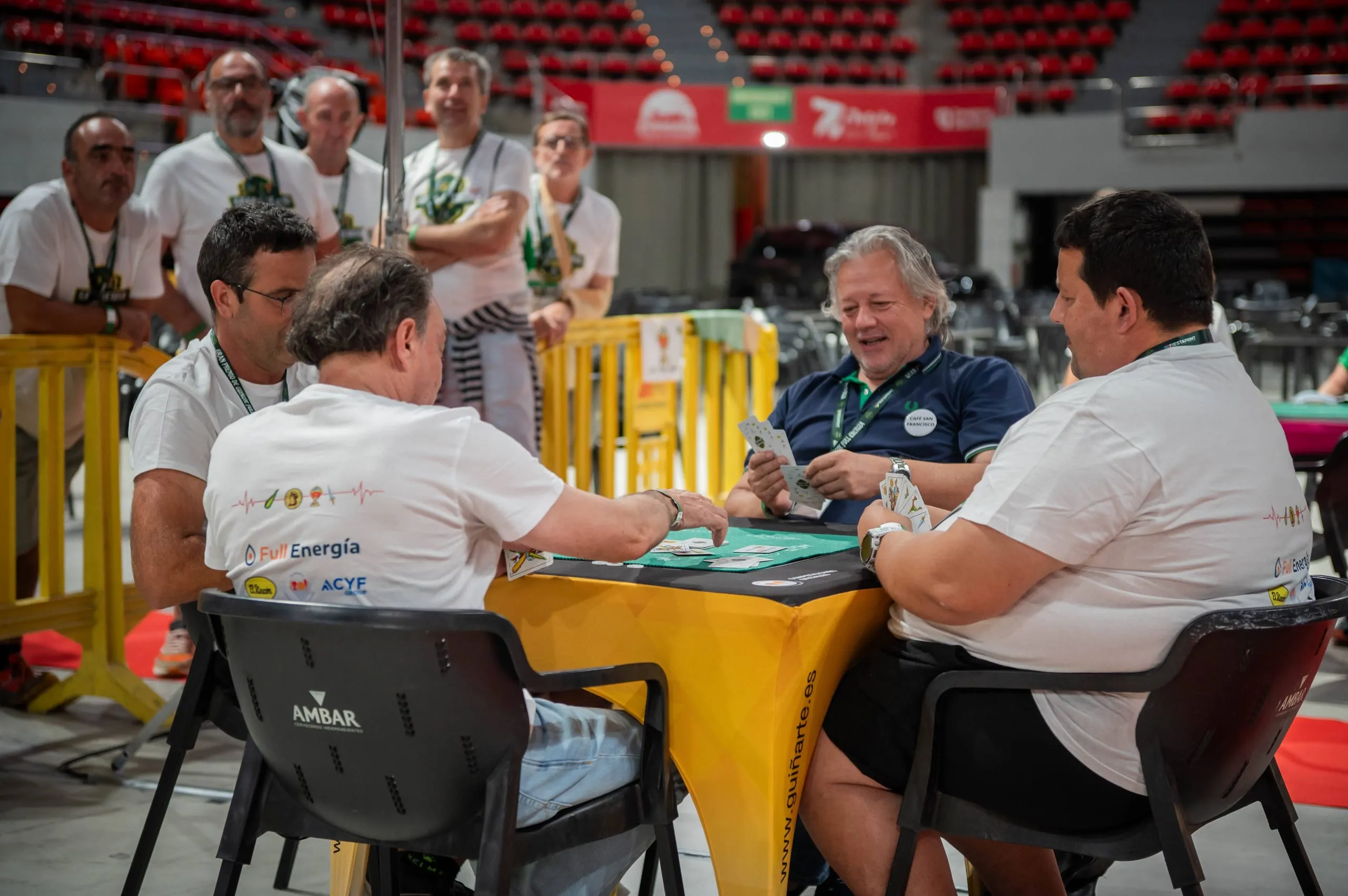 Parejas compitiendo en mesas contiguas durante la fase final.