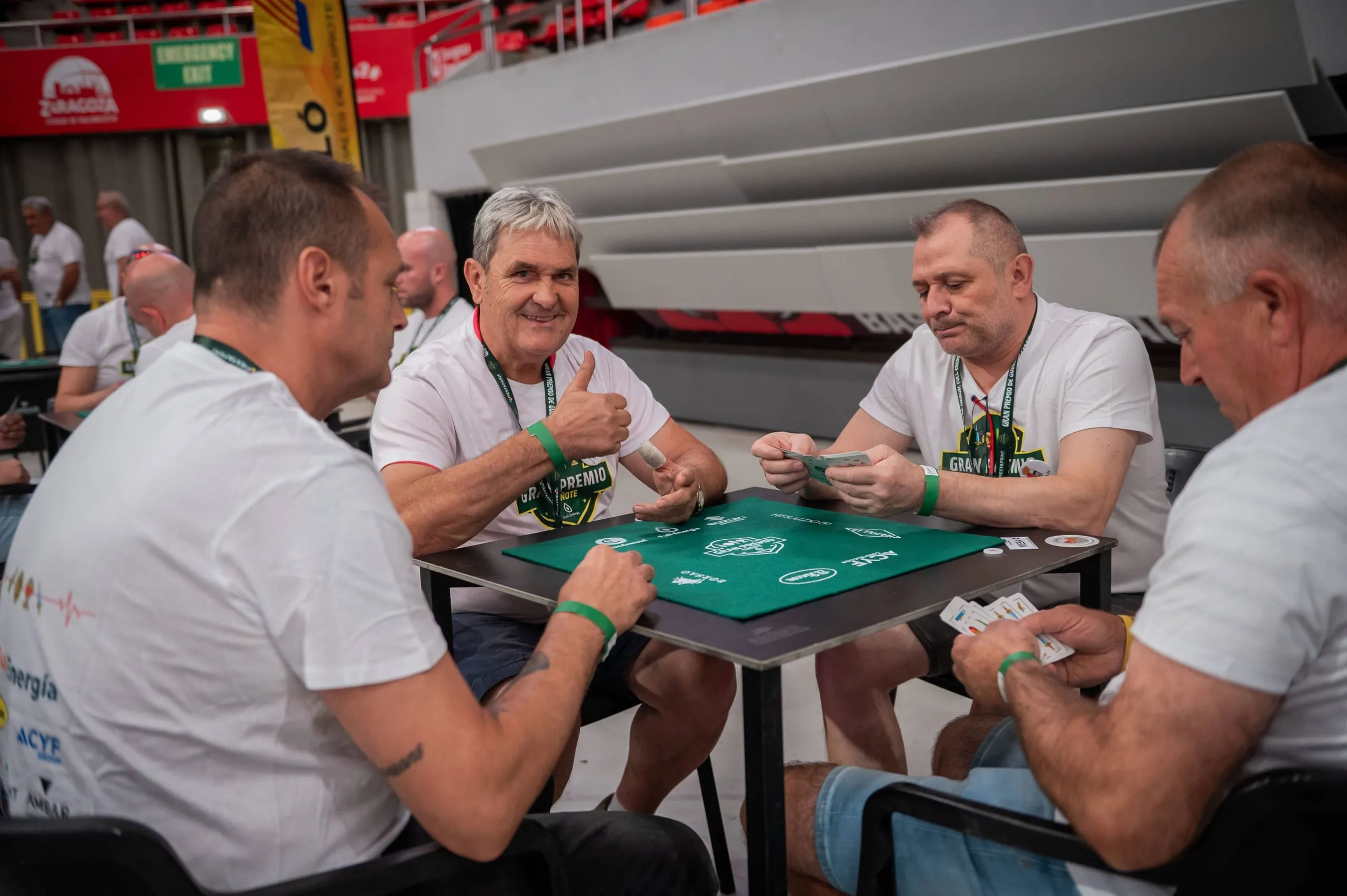 Tres jugadores sonríen entre mano y mano durante el torneo.