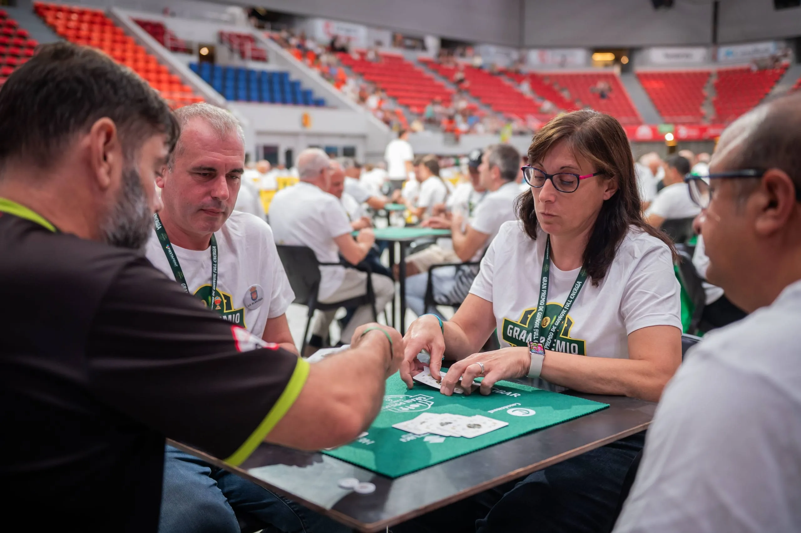 Cuatro jugadores concentrados alrededor de una mesa durante la fase final.